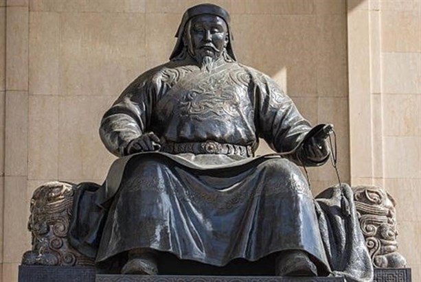Хубилай-хан <br /> (ок. 1215 — ок. 1294)» width=»950″> </p>
<p> Хубилай-хан был пятым великим ханом Монгольской империи. Дед Чингисхан воспитывал юного Хубилая и его братьев руководить. Хубилай научился ездить на лошадях и стрелять из лука. Он изучал древние китайские философии. А когда ему было двадцать, он получил для правления небольшую территорию в северном Китае. </p>
<p> Хан сразился со своим братом, чтобы стать Великим ханом. Он завоевал и объединил Китай. И он основал династию Юань, монгольскую и китайскую империю. Хан правил с 1260 по 1294 год. </p>
<p> Потеря любимой жены и старшего сына хана опустошила его. Утешившись чрезмерной едой и питьем, он стал ожирением, получил серьезную подагру и другие проблемы со здоровьем. Он умер 18 февраля 1294 года в возрасте 78 лет. Его тело находится в тайном захоронении ханов в Монголии. </p>
<p> <b> Как толстеть в Монголии в XII веке: </b> еда и напитки Монгольской империи были просты. Молочные продукты, фрукты, овощи и зелень были основными продуктами питания. Мясо происходило от овец, коз, волов, верблюдов, яков и дичи. Все монголы любили алкоголь: фаворитом было кисломолочное кобылье молоко! Еда была полезной — это было чистое чрезмерное увлечение, которое привело к ожирению. </p>
<p> <b> Интересный факт: </b> Чингисхан заслуживает почетного упоминания как толстый мировой лидер. </p>
<h2> <span> 9 </span> Генрих VIII   (1491–1547) — Henry VIII  (1491–1547)</h2>
<p> <img decoding=