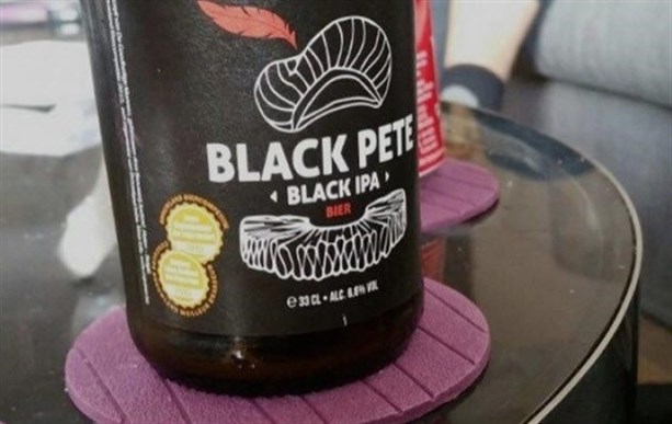 Родители оставляют Черному Питу бутылки с пивом