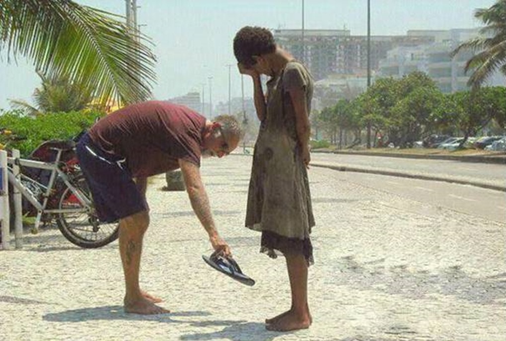 мужчина помог бездомной девушке