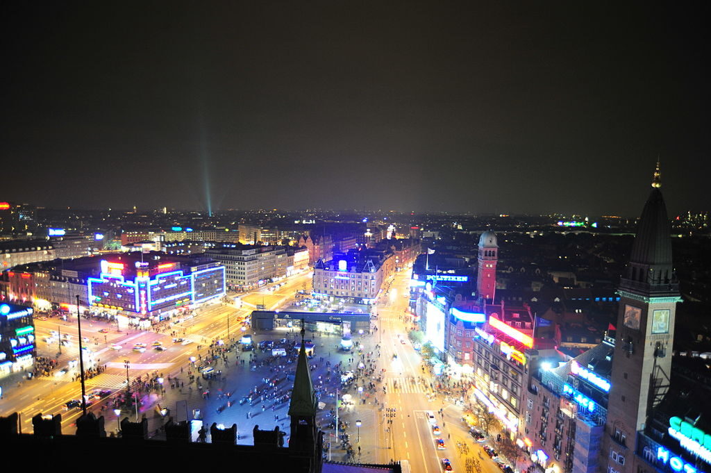 1024px-copnhagen_arial_view_night